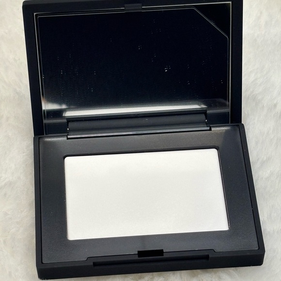 NARS MINI Compact Translucent Powder - Picture 2 of 4